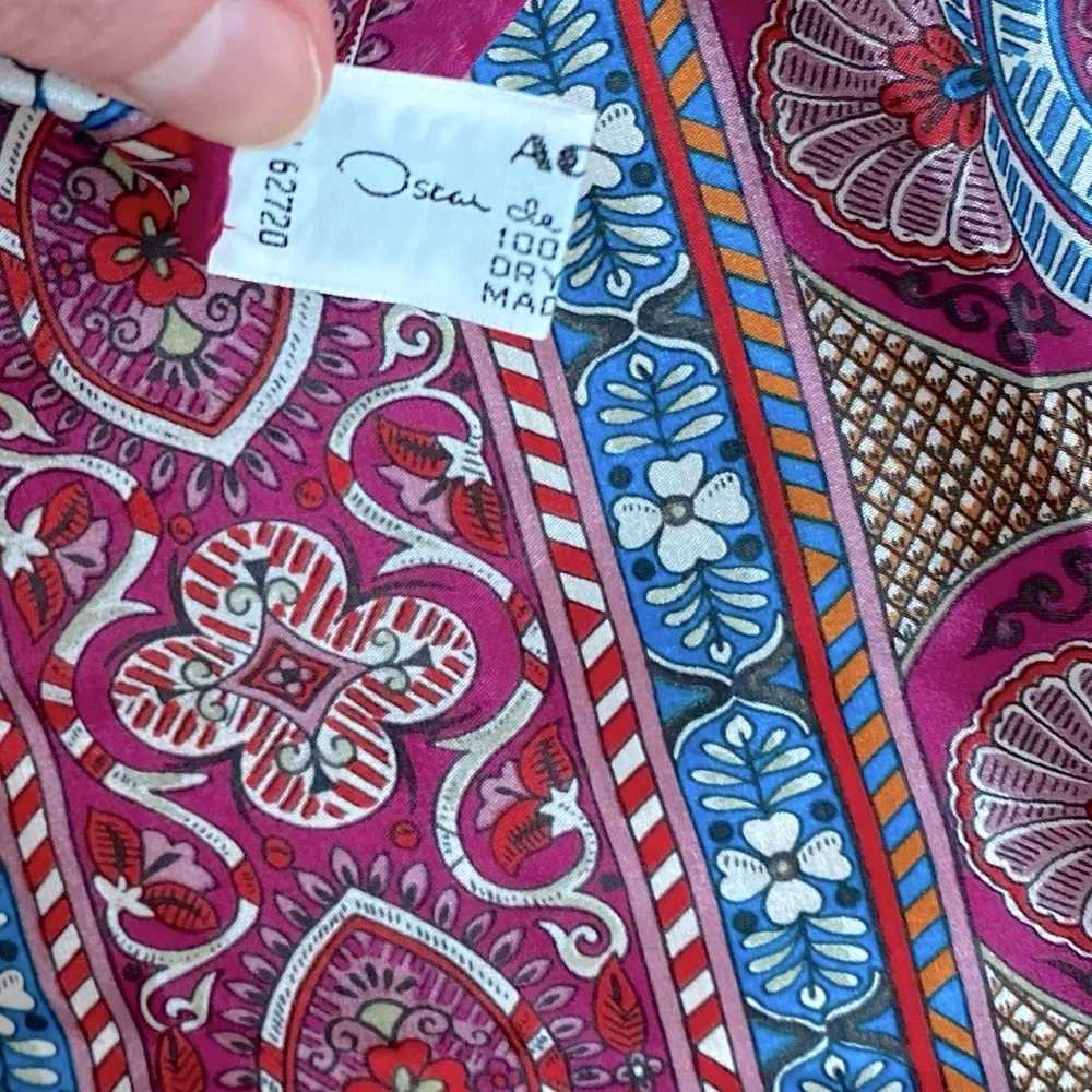 SOLD 🤩 Vntg Oscar de la Renta Silk Floral Scarf - Picture 10 of 11